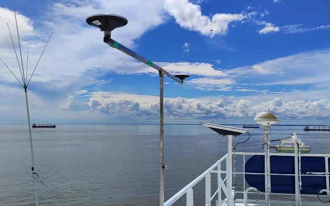 Antenas de posicionamento instaladas a bordo de um navio
