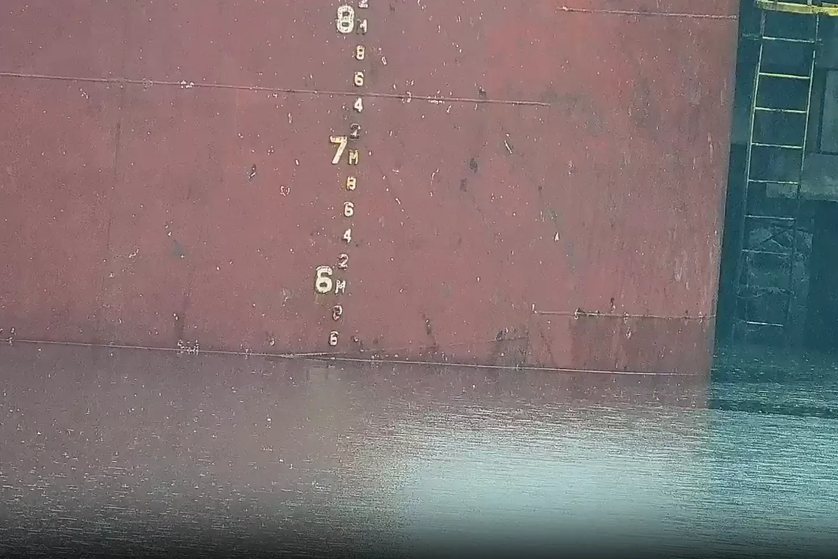 Marcas de calado no costado do navio, vistas por uma câmera do IMAGine
