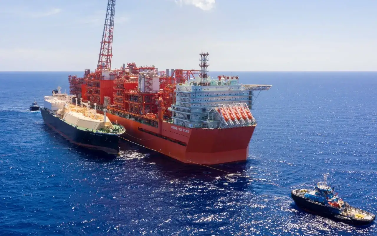Coral-Sul FLNG com navio de GNL a contrabordo e rebocadores