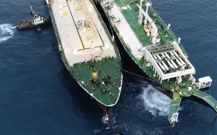 Dois navios de GNL a contrabordo, com rebocador