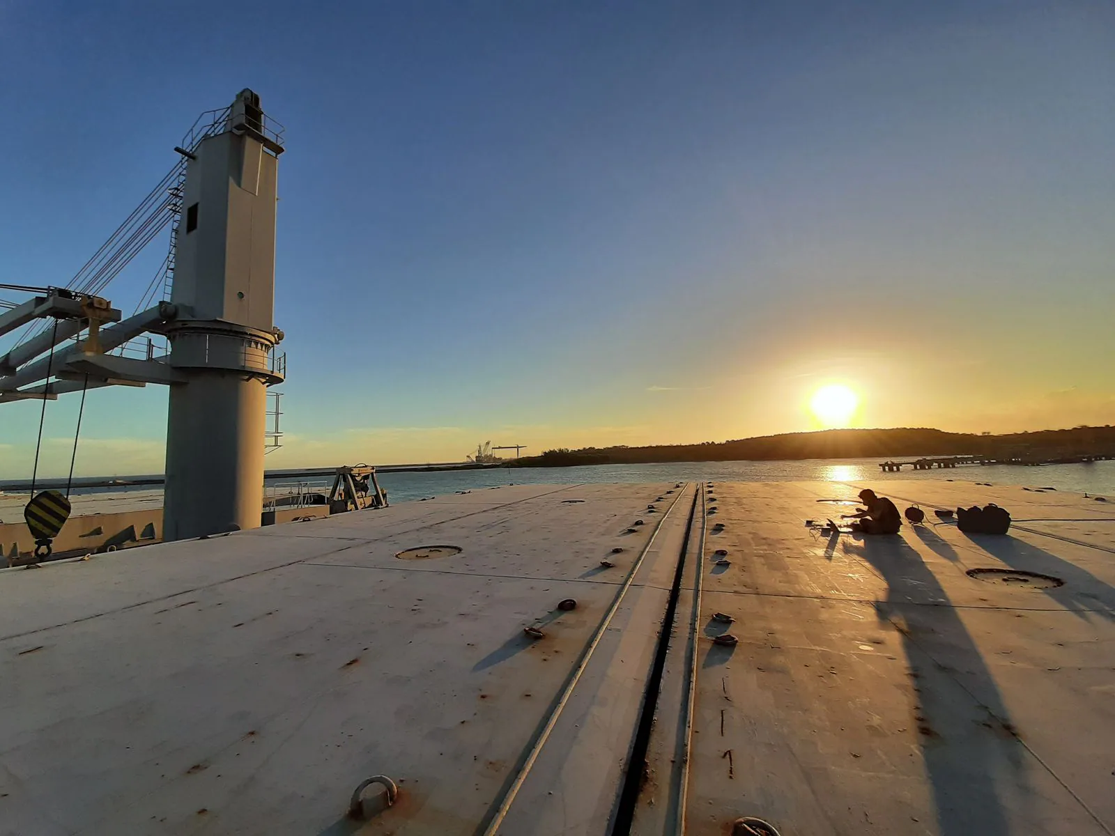 Campanha de medição no convés de um navio ao pôr do sol